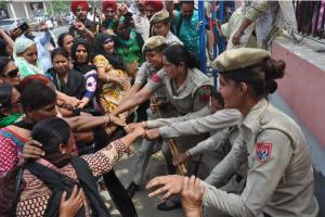 ਕਾਲੇ ਝੰਡੇ ਦਿਖਾਉਣ ਆਈਆਂ ਆਂਗਣਵਾੜੀ ਮੁਲਾਜਮ ਗ੍ਰਿਫਤਾਰ