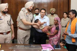 ਮੋਗਾ ਪੁਲਿਸ ਵੱਲੋਂ ਅਗਵਾ ਕੀਤੇ ਬੱਚੇ ਨੂੰ ਚਾਰ ਘੰਟਿਆਂ ‘ਚ ਬਰਾਮਦ ਕਰਕੇ ਕੀਤਾ ਮਾਪਿਆ ਹਵਾਲੇ