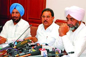 ਸੁਖਬੀਰ ਵੱਲੋਂ ਚੇਤਾਵਨੀ, ਤਿੰਨ ਮੰਤਰੀ ਪੁਸਤਕ ਦੇ ਹੱਕ ‘ਚ ਡਟੇ