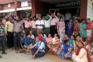 ਸਰਕਾਰੀ ਹਸਪਤਾਲ ‘ਚ ਮਰੀਜ ਤੇ ਉਸ ਦੇ ਤੀਮਾਰਦਾਰਾਂ ਵੱਲੋਂ ਦੁਰਵਿਹਾਰ