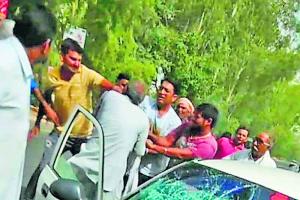 ਪਿੰਡ ਬੰਦ ਅੰਦੋਲਨ : ਦੁੱਧ ਤੇ ਸਬਜ਼ੀਆਂ ਲਿਜਾਂਦਿਆਂ ਨੂੰ ਘੇਰਿਆ, ਕਾਰ ਦੇ ਸ਼ੀਸ਼ੇ ਤੋੜੇ