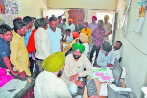 ਲੋਕਾਂ ਦੀਆਂ ਸ਼ਿਕਾਇਤਾਂ ਲੈ ਕੇ ਲੇਬਰ ਕਮਿਸ਼ਨ ਪਹੁੰਚੇ ਚੰਦੂਮਾਜਰਾ, ਅੱਗੇ ਪੂਰਾ ਦਫ਼ਤਰ ਖਾਲੀ 