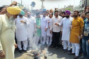 ਕੇਂਦਰ ਸਰਕਾਰ ਦੀਆਂ ਲੋਕ ਵਿਰੋਧੀ ਨੀਤੀਆਂ ਦੇ ਖਿਲਾਫ ਕਾਂਗਰਸੀ ਵਰਕਰਾਂ ਨੇ ਪੁਤਲਾ ਫੂਕ ਕੇ ਕੀਤਾ ਰੋਸ ਪ੍ਰਦਰਸ਼ਨ