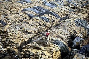 ਭੁੱਖ ਨਾਲ ਮੌਤ ਅਤੇ ਅੰਨ ਦੀ ਬਰਬਾਦੀ