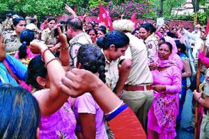 ਪੁਲਿਸ ਵੱਲੋਂ ਆਸ਼ਾ ਵਰਕਰਾਂ ਨਾਲ ਧੱਕਾ-ਮੁੱਕੀ