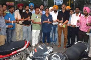 ਪੱਤਰਕਾਰ ਸੁਜਾਤ ਬੁਖਾਰੀ  ਦੀ ਹੱਤਿਆ ਦੇ ਵਿਰੋਧ ‘ਚ ਕੈਡਲ ਮਾਰਚ ਕੱਢਿਆ