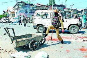 ਕਸ਼ਮੀਰ ਘਾਟੀ ‘ਚ ਪੱਥਰਬਾਜ਼ ਦੇ ਜਨਾਜੇ ‘ਚ ਹਿੰਸਕ ਹੋਈ ਭੀੜ