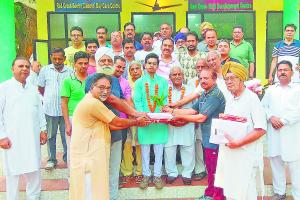 ਇੱਕ ਲੱਖ ਰੁਪਏ ਤੇ ਐਪਲ ਦਾ ਮੋਬਾਇਲ ਵਾਪਸ ਕਰਕੇ ਵਿਖਾਈ ਇਮਾਨਦਾਰੀ