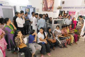 ਹੋਮਿਓਪੈਥਿਕ ਕਾਲਜ ਦੇ ਵਿਦਿਆਰਥੀਆਂ ਨੇ ਮੈਨੇਜਮੈਂਟ ਸਮੇਤ ਆਪਣੇ ਆਪ ਨੂੰ ਬਣਾਇਆ ਬੰਦੀ