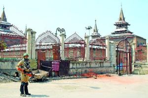 ਸ੍ਰੀਨਗਰ ‘ਚ ਕਰਫਿਊ ਦੀ ਤਰ੍ਹਾਂ ਪਾਬੰਦੀਆਂ