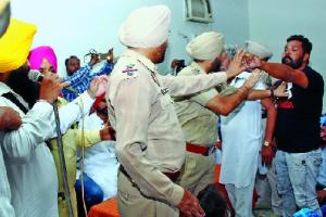 ਖਹਿਰਾ ਦੀ ਹਾਜ਼ਰੀ ‘ਚ ਵਲੰਟੀਅਰਾਂ ਲਾਏ ਕੇਜਰੀਵਾਲ ਤੇ ਭਗਵੰਤ ਮਾਨ ਦੇ ਹੱਕ ‘ਚ ਨਾਅਰੇ