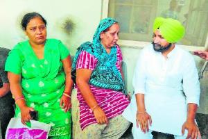 ‘ਲੀਡਰ ਆ ਰਹੇ ਨੇ ਤੇ ਜਾ ਰਹੇ ਨੇ, ਇਨਸਾਫ਼ ਦੇਣ ਦੀ ਗੱਲ ਕੋਈ ਨ੍ਹੀਂ ਕਰਦਾ’