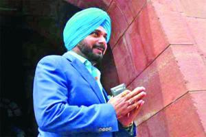 ਅਮਰਿੰਦਰ ਦੀ ਹਾਮੀ ਤੋਂ ਪਹਿਲਾਂ ਹੀ ਵੀਜ਼ਾ ਲੈਣ ਪੁੱਜੇ ਸਿੱਧੂ