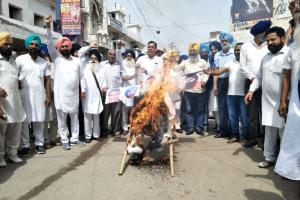 ਬਰਨਾਲਾ ‘ਚ ਅਕਾਲੀ ਦਲ ਨੇ ਕਾਂਗਰਸ ਦਾ ਪੁਤਲਾ ਫੂਕ ਕੇ ਕੀਤੀ ਨਾਅਰੇਬਾਜ਼ੀ