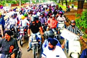 ਕਾਂਗਰਸ ਸਰਕਾਰ ਤੋਂ ਨਰਾਜ਼ ਹੋਏ ਮੁਲਾਜ਼ਮਾਂ ਨੇ ਰਾਜਧਾਨੀ ਦੀਆਂ ਸੜਕਾਂ ‘ਤੇ ਕੀਤਾ ਪਿੱਟ ਸਿਆਪਾ