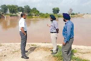 ਡੀਸੀ ਵੱਲੋਂ ਘੱਗਰ ਦਰਿਆ ਦਾ ਦੌਰਾ, ਸਥਿਤੀ ਦਾ ਲਿਆ ਜਾਇਜ਼ਾ