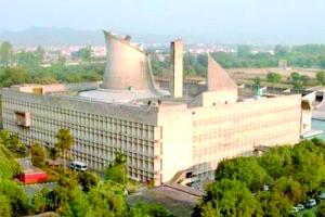 ਸਦਨ ‘ਚ ਬਹਿਸ ਦੀ ਥਾਂ ਜੁੱਤੀਆਂ