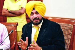 ਨਵਜੋਤ ਸਿੱਧੂ ਦੀ ਗੈਰ ਹਾਜ਼ਰੀ ‘ਚ ਦੋਸਤ ਚਲਾ ਰਹੇ ਨੇ ਮੰਤਰੀ ਦਾ ਦਫ਼ਤਰ