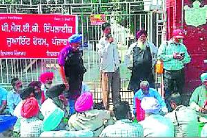 ਬਿਜਲੀ ਕਾਮਿਆਂ ਵੱਲੋਂ ਬਿਜਲੀ ਨਿਗਮ ਦੇ ਮੁੱਖ ਦਫਤਰ ਮੂਹਰੇ ਰੋਸ ਵਿਖਾਵਾ