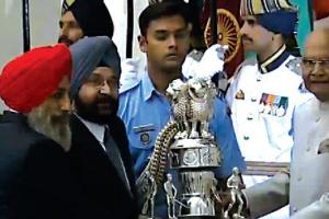 ਦੇਸ਼ ਦੀ ਖੇਡਾਂ ਦੀ ਸਰਵਉੱਚ ‘ਮੌਲਾਨਾ ਅਬੁਲ ਕਲਾਮ ਅਜ਼ਾਦ ਟਰਾਫੀ ਗੁਰੂ ਨਾਨਕ ਦੇਵ ‘ਵਰਸਿਟੀ ਦੇ ਵੀਸੀ ਨੂੰ ਪ੍ਰਦਾਨ ਰਾਜਨ ਮਾਨ 