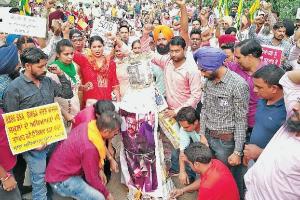 ਸਾਂਝਾ ਅਧਿਆਪਕ ਮੋਰਚਾ ਨੇ ਪਟਿਆਲਾ ਵਿਖੇ ਸਿੱਖਿਆ ਸਕੱਤਰ ਦੇ ਘਰ ਅੱਗੇ ਲਾਇਆ ਲਾਂਬੂ