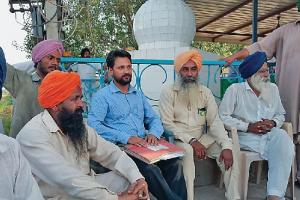 ਸਾੜੀ ਪਰਾਲੀ ਵਾਲੀਆਂ ਜ਼ਮੀਨਾਂ ਦੀ ਗਰਦੌਰੀ ਕਰਨ ਆਏ ਪਟਵਾਰੀ ਨੂੰ ਕਿਸਾਨਾਂ ਨੇ ਬਣਾਇਆ ਬੰਦੀ