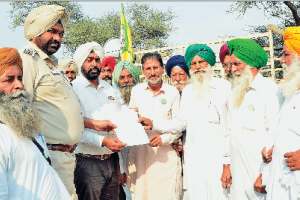 ਕਿਸਾਨ ਜਥੇਬੰਦੀਆਂ ਨੇ ਲੰਬੀ ਵਿਖੇ ਘੰਟਿਆਂਬੱਧੀ ਮੁੱਖ ਮਾਰਗ ਕੀਤਾ ਜਾਮ