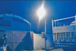 ਪਟਾਕਿਆਂ ਦਾ ਭਰਿਆ ਕੈਂਟਰ ਪਹਿਲਾਂ ਪੁਲਿਸ ਨੇ ਤੇ ਫ਼ਿਰ ਲੋਕਾਂ ਕੀਤਾ ਕਾਬੂ