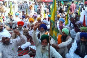 ਆੜ੍ਹਤੀਏ ‘ਤੇ ਕਿਸਾਨ ਦੀ ਨਰਮੇ ਦੀ ਭਰੀ ਟਰਾਲੀ ਖੋਹਣ ਦਾ ਦੋਸ਼, ਕਿਸਾਨ ਯੂਨੀਅਨ ਨੇ ਲਾਇਆ ਧਰਨਾ