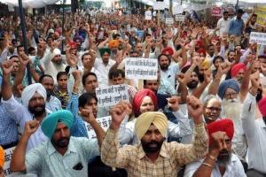 ਅਧਿਆਪਕ ਆਗੂਆਂ ਨੂੰ ਨੌਕਰੀ ਤੋਂ ਕੱਢਣ ਦੀ ਤਿਆਰੀ, ਜਾਰੀ ਕੀਤਾ ਨੋਟਿਸ 