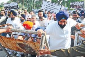 ਚਕਮਾ ਦੇ ਕੇ ਅਕਾਲੀਆਂ ਘੇਰੀ ਮੁੱਖ ਮੰਤਰੀ ਦੀ ਕੋਠੀ 