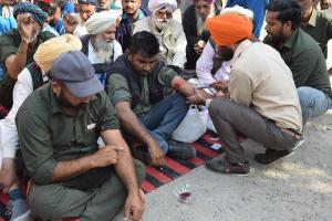 ਲੇਬਰ ਕਮਿਸ਼ਨਰ ਨੂੰ ਗੈਸ ਏਜੰਸੀ ਵਰਕਰਾਂ ਨੇ ਘੇਰਿਆ, ਖੂਨ ਦਾ ਪਿਆਲਾ ਸੌਂਪਿਆ