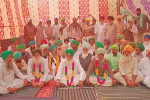 ਝੋਨੇ ਦੀ ਖਰੀਦ ਦੇ ਮਾੜੇ ਪ੍ਰਬੰਧਾਂ ਤੋਂ ਅੱਕੇ ਕਿਸਾਨ ਆਗੂ ਮਰਨ ਵਰਤ ‘ਤੇ ਬੈਠੇ