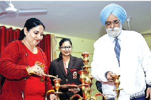 ਸ਼ਾਹ ਸਤਿਨਾਮ ਜੀ ਗਰਲਜ਼ ਸਕੂਲ ‘ਚ ਪ੍ਰੋਗਰਾਮ ਕਰਵਾਇਆ