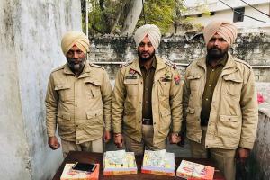 ਮਠਿਆਈ ਦੇ ਡੱਬੇ ‘ਚ ਵੋਟਰਾਂ ਨੂੰ ਪੈਸੇ ਦਿੰਦੇ ਸਰਪੰਚ ਉਮੀਦਵਾਰ ਦੇ ਪਤੀ ‘ਤੇ ਮਾਮਲਾ ਦਰਜ