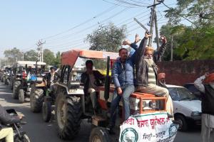 ‘ਆਹ ਫੜੋ ਟਰੈਕਟਰਾਂ ਦੀਆਂ ਚਾਬੀਆਂ, ਸਾਥੋਂ ਨੀ ਤੇਲ ਦੇ ਖਰਚੇ ਚੁੱਕੇ ਜਾਂਦੇ’