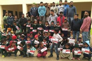 ਜਹਾਨੋਂ ਰੁਖ਼ਸਤ ਹੋਏ ਹਰਵਿੰਦਰ ਇੰਸਾਂ ਦੇ ਜਨਮ ਦਿਨ ਮੌਕੇ ਸਕੂਲੀ ਬੱਚਿਆਂ ਨੂੰ ਵੰਡੇ ਬੂਟ ਕੋਟੀਆਂ