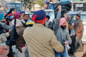 ਵਿੱਤ ਮੰਤਰੀ ਨੂੰ ਕਾਲੇ ਝੰਡੇ ਦਿਖਾ ਰਹੇ ਮੁਲਾਜ਼ਮਾਂ ਦੀ ਪੁਲਿਸ ਵੱਲੋਂ ਖਿੱਚ-ਧੂਹ