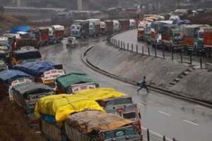 ਬਰਫ ਖਿਸਕਣ ਨਾਲ ਕਸ਼ਮੀਰ ਰਾਜਮਾਰਗ ਤੀਜੇ ਦਿਨ ਵੀ ਬੰਦ