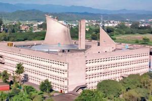 ਖੁਦਕੁਸ਼ੀ ਕਰ ਚੁੱਕੇ ਕਿਸਾਨਾਂ ਦੇ ਪਰਿਵਾਰਾਂ ਨੂੰ ਲੈ ਕੇ ਅਕਾਲੀਆਂ ਦਿੱਤਾ ਧਰਨਾ