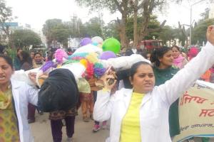 ਨਰਸਾਂ ਵੱਲੋਂ ਬੱਸ ਸਟੈਂਡ ਨੇੜੇ ਜਾਮ ਲਾ ਕੇ ਵਿੱਤ ਮੰਤਰੀ ਦਾ ਪੁਤਲਾ ਫੂਕਿਆ