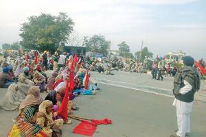 ਜ਼ਮੀਨ ਪ੍ਰਾਪਤੀ ਸੰਘਰਸ਼ ਕਮੇਟੀ ਦੇ ਆਗੂਆਂ ਨੇ ਬਾਲਦ ਕਲਾਂ ‘ਚ ਲਾਇਆ ਪੱਕਾ ਮੋਰਚਾ