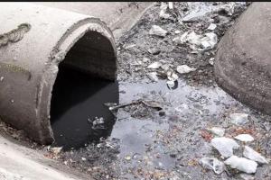 ਸੀਵਰੇਜ਼ ਸਿਸਟਮ ਦਾ ਹੋ ਚੁੱਕਿਐ ਬੇੜਾ ਗਰਕ, ਟੱਸ ਤੋਂ ਮੱਸ ਨਹੀਂ ਹੁੰਦੇ ਅਧਿਕਾਰੀ