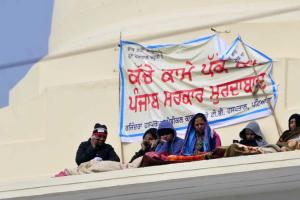 ਨਰਸਾਂ ਮੈਡੀਕਲ ਸੁਪਰਡੈਂਟ ਦੇ ਦਫ਼ਤਰ ਦੀ ਛੱਤ ਤੇ ਚੜ੍ਹੀਆਂ, ਰੈਗੂਲਰ ਕਰਨ ਦੀ ਮੰਗ ‘ਤੇ ਅੜੀਆਂ