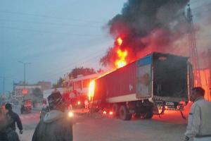 ਗਾਵਾਂ ਨਾਲ ਭਰਿਆ ਬੇਕਾਬੂ ਟਰੱਕ ਡਿਵਾਈਡਰ ‘ਤੇ ਚੜ੍ਹਿਆ, ਡੀਜ਼ਲ ਟੈਂਕ ਫਟਣ ਕਾਰਨ ਲੱਗੀ ਅੱਗ