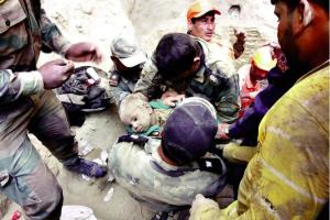 48 ਘੰਟੇ ਬਾਅਦ ਮਾਸੂਮ ਨੂੰ ਬੋਰਵੇਲ ‘ਚੋਂ ਸੁਰੱਖਿਅਤ ਬਾਹਰ ਕੱਢਿਆ