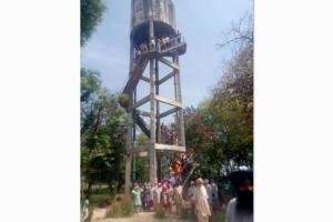 ਪਾਣੀ ਨੂੰ ਤਰਸੇ ਪਿੰਡ ਨਾਈਵਾਲਾ ਦੇ ਲੋਕ ਪਰਿਵਾਰਾਂ ਸਮੇਤ ਟੈਂਕੀ ‘ਤੇ ਚੜ੍ਹੇ