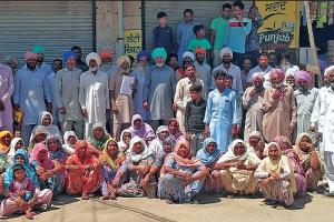 ਸ਼ਰਾਬ ਦਾ ਠੇਕਾ ਚਕਵਾਉਣ ਲਈ ਪਿੰਡ ਵਾਸੀਆਂ ਵੱਲੋਂ ਨਾਅਰੇਬਾਜ਼ੀ ਤੇ ਧਰਨਾ