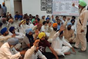 ਕਿਸਾਨਾਂ ਨੇ ਡੀਸੀ ਦੇ ਕਮਰੇ ‘ਚ ਲਾਇਆ ਧਰਨਾ, ਡੀਸੀ ਬਾਹਰ
