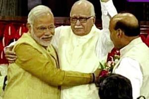 ਮੋਦੀ ਬਣੇ ਸੰਸਦੀ ਦਲ ਦੇ ਆਗੂ, ਅਡਵਾਨੀ, ਜੋਸ਼ੀ ਦੇ ਛੂਹੇ ਪੈਰ